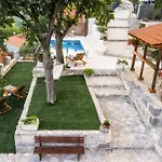 Eterna 1806 Villa *